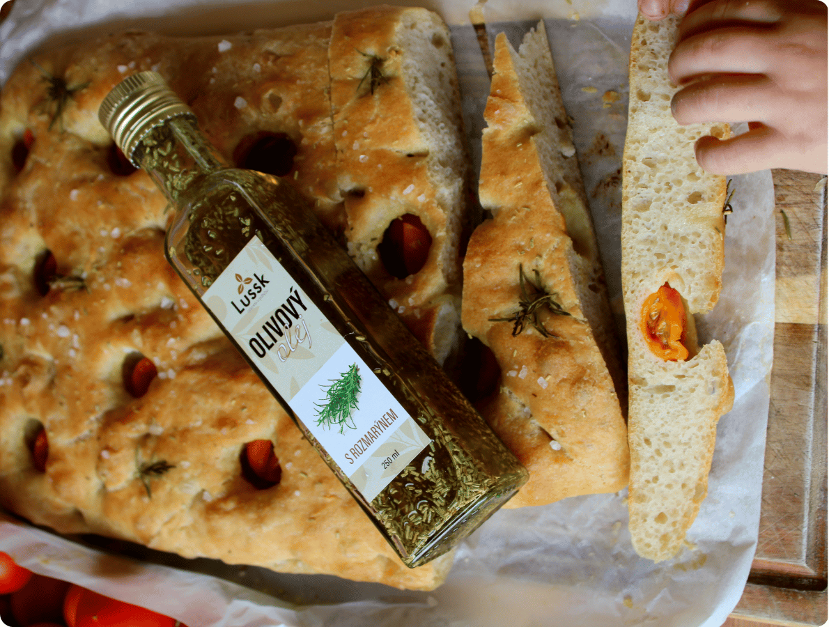 Focaccia s rajčátky a rozmarýnem